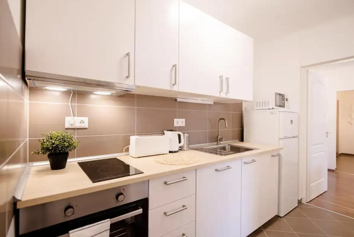 Apartamento Sunny 2Br With Balcony At Szoevetseg Street Budapest Hungría