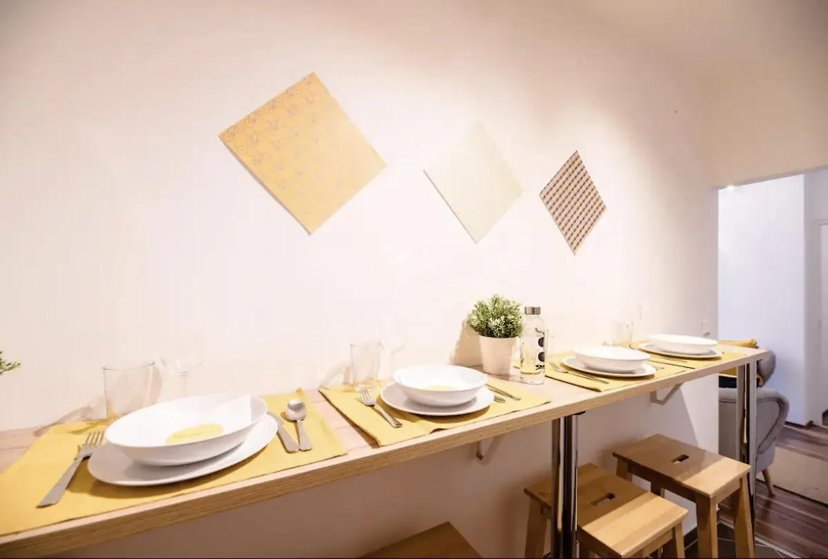 Apartamento Sunny 2Br With Balcony At Szoevetseg Street Budapest Hungría