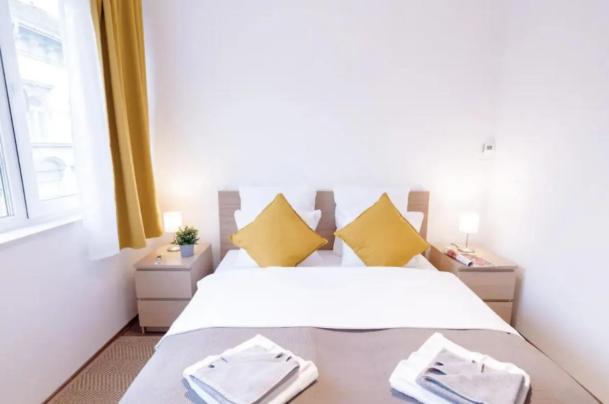 Appartamento Sunny 2Br With Balcony At Szoevetseg Street Budapest