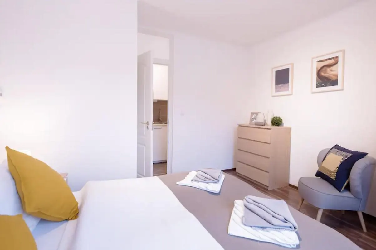 Apartamento Sunny 2Br With Balcony At Szoevetseg Street Budapest Hungría